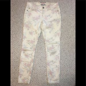 Hot kiss Womens jeans size 5 skinny lily white